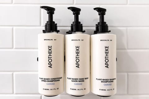 Combined shower/tub, rainfall showerhead, designer toiletries