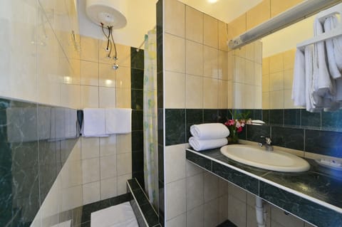 Economy Apartment, 2 Bedrooms | Bathroom | Shower, free toiletries, towels