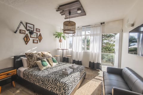 Deluxe Designer Studio | Minibar, blackout drapes, iron/ironing board, WiFi (free)