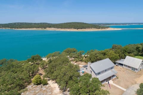 This house/cottage combo is a 10 minute drive to tube the Guadalupe River at Sattler and 15-20 away from Historic Gruene, the famous Gristmill restaurant and Schlitterbahn water park.