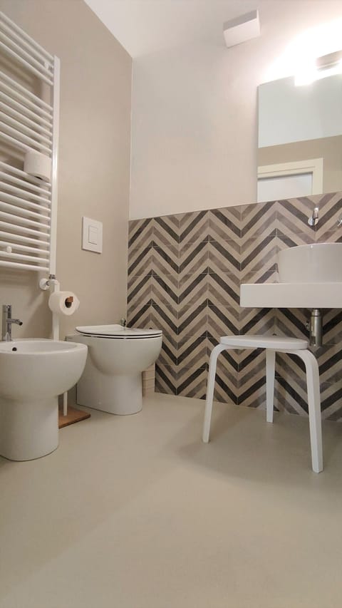 Shower, rainfall showerhead, free toiletries, hair dryer