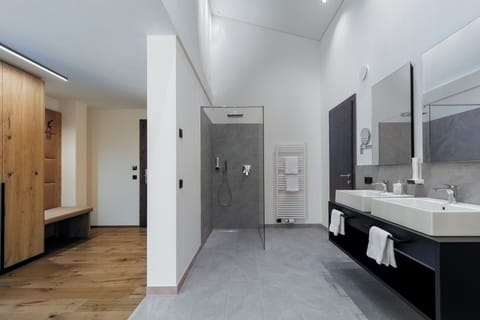 Romantic Suite | Bathroom | Hair dryer, bidet, towels, soap