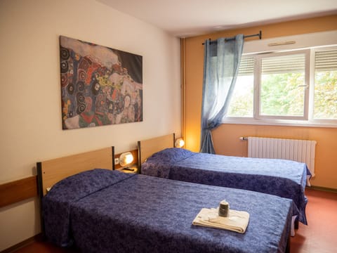 Standard Twin Room | Desk, blackout drapes, free WiFi, bed sheets