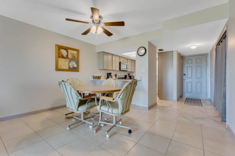 lMeals are a breeze with the dining area by the kitchen and the living room.