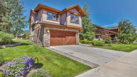 Stand alone home, with lots of open space and great views of Deer Valley