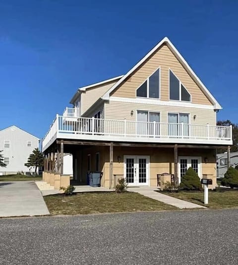 Sunset Serenity: Bayside house w/ large windows, Bay view and Wrap-around deck.