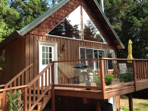 Cozy country cottage w south facing exposure.