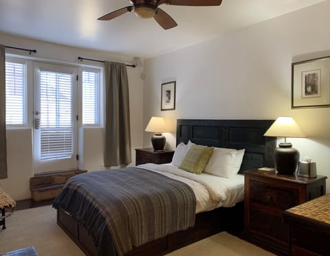 Queen bed, pleanty of light. 