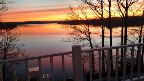 Lakefront Tennessee rental with stunning sunset views.