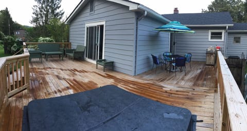 great deck to grill out on, or enjoy the hoy tub?