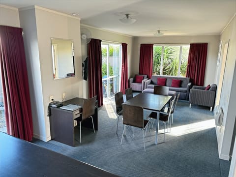 3 Bedroom Apartment with 2 Bathroom, Spa Bath and Full Kitchen | Living area | 32-inch flat-screen TV with digital channels, TV