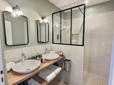 Superior Suite, 2 Bedrooms | Bathroom | Free toiletries, hair dryer, towels, soap