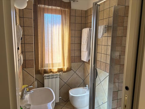 Comfort Double Room Single Use, 1 Queen Bed | Bathroom | Shower, free toiletries, hair dryer, bidet