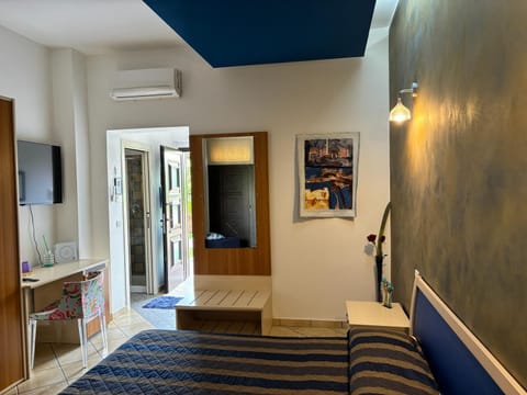 Comfort Room | Premium bedding, minibar, desk, soundproofing