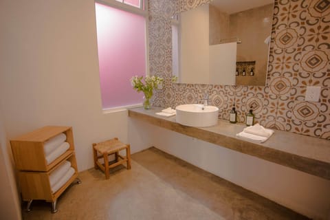Signature Double Room, 1 King Bed, Non Smoking | Bathroom | Shower, rainfall showerhead, eco-friendly toiletries, hair dryer