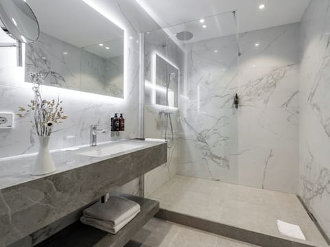 City Double Room | Bathroom | Free toiletries, hair dryer, towels