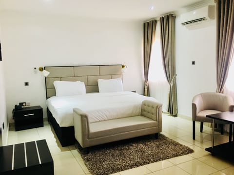 Diplomatic Suite | Egyptian cotton sheets, premium bedding, minibar, in-room safe