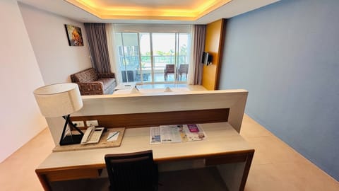 Deluxe Jacuzzi Sea View | Minibar, in-room safe, desk, blackout drapes