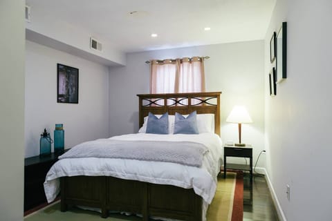Bedroom1: queen