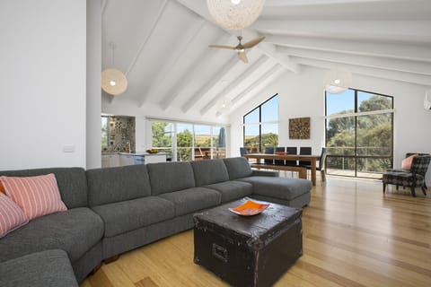 House, Multiple Beds, Non Smoking | Living room | Flat-screen TV