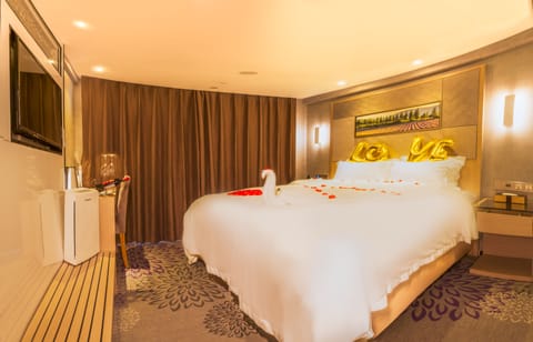 Romantic Double Room | Minibar, desk, blackout drapes, WiFi (free)