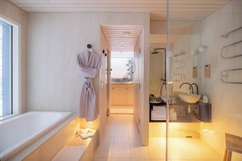 ArcticScene Executive Suite | Bathroom | Shower, rainfall showerhead, eco-friendly toiletries, hair dryer