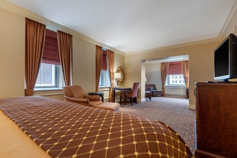 Executive Suite, 1 King Bed | Premium bedding, down comforters, in-room safe, desk