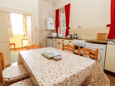 Cottage | Private kitchen | Stovetop, dishwasher, highchair, cookware/dishes/utensils