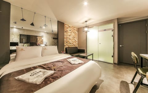 Deluxe Room, 1 Double Bed, Non Smoking, Jetted Tub | Blackout drapes, free WiFi, bed sheets