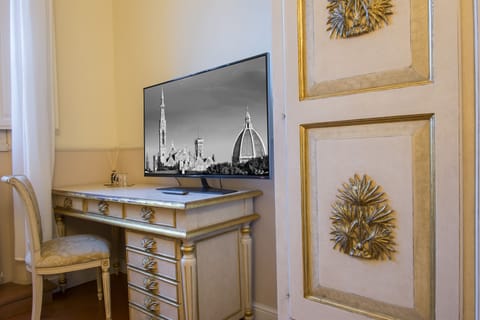 Classic Double or Twin Room | Minibar, in-room safe, desk, blackout drapes