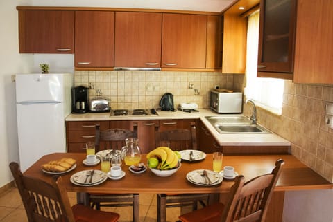Traditional Apartment, 1 Double Bed, Pool Access, Mountain View | Private kitchen | Fridge, microwave, stovetop, coffee/tea maker