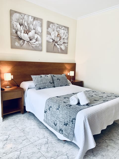 Triple Room | Iron/ironing board, bed sheets