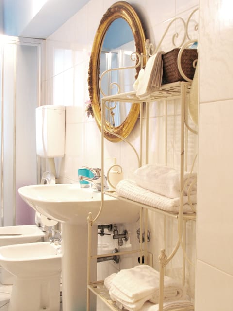 Comfort Triple Room | Bathroom | Shower, free toiletries, hair dryer, bidet
