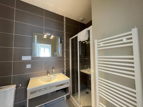 Luxury Double Room, Private Bathroom, City View (Chambre n°1 Double Sup) | Bathroom | Shower, free toiletries, hair dryer, towels