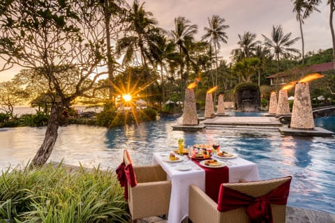 2 restaurants; breakfast, lunch, dinner, and brunch served