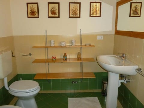 Comfort Apartment, 2 Bedrooms, Balcony | Bathroom | Shower, hair dryer, bidet, towels