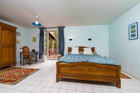 Comfort Double Room, Accessible (Une poule sur un mur) | 2 bedrooms, individually decorated, individually furnished, desk