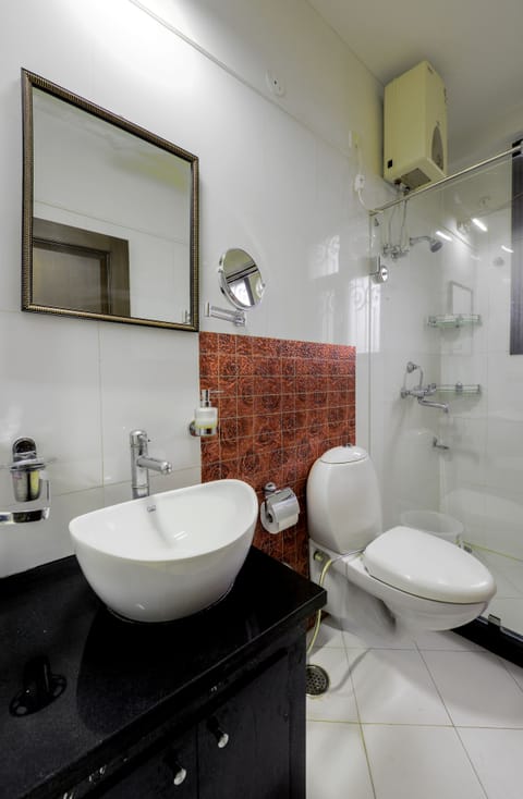 Standard Quadruple Room, 1 Bedroom, Non Smoking, Shared Bathroom | Bathroom | Shower, free toiletries, hair dryer, bathrobes
