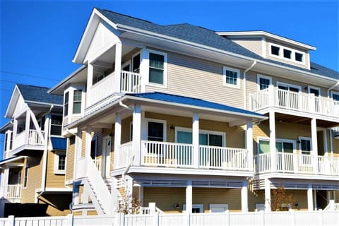 Sunburst Beach Paradise: A Block From Boardwalk__