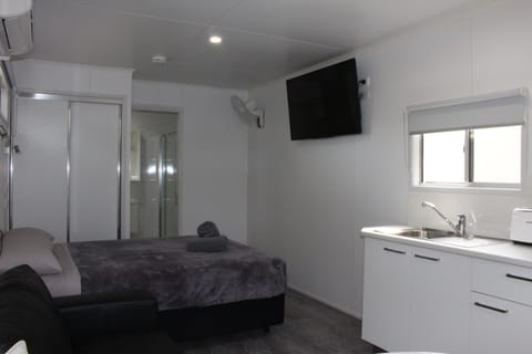 Queen Studio | WiFi (free), individually decorated, individually furnished, bed sheets