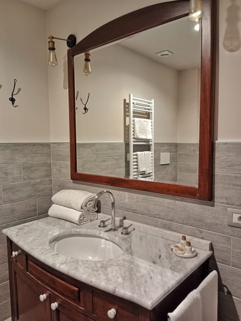 Standard Room | Bathroom | Shower, free toiletries, hair dryer, bidet