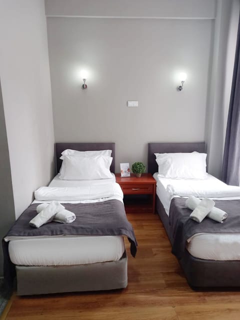 Standard Quadruple Room | Bathroom | Shower, hydromassage showerhead, free toiletries, hair dryer