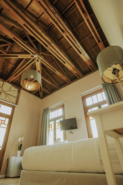 Luxury Quadruple Room, 2 Bathrooms | Desk, laptop workspace, soundproofing, free WiFi