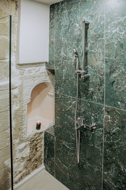 Premium Room, Ground Floor | Bathroom | Shower, rainfall showerhead, free toiletries, hair dryer