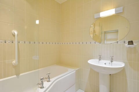 Weighbridge Cottage bathroom