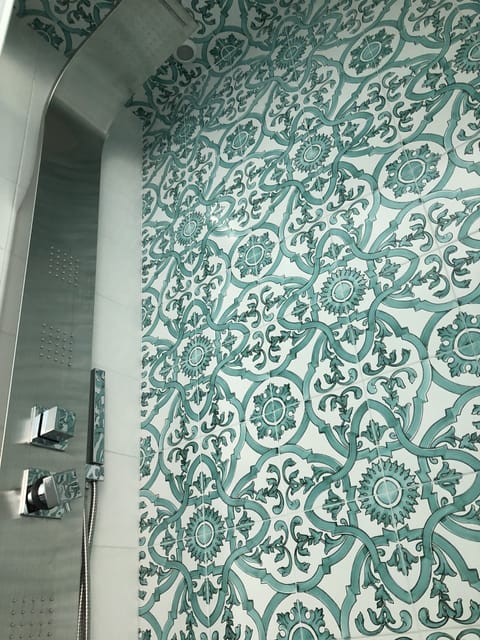 Deluxe Double Room, 1 Queen Bed, Balcony (Positano) | Bathroom shower