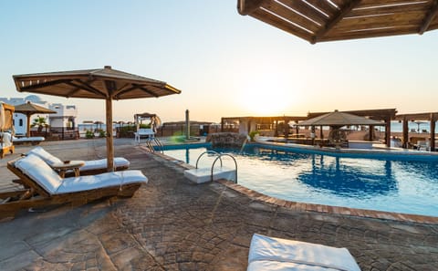 2 outdoor pools, pool umbrellas