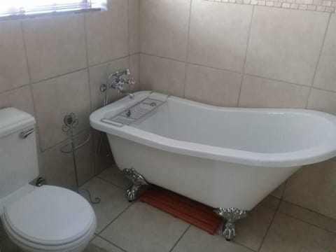 Comfort Cottage, 3 Bedrooms | Bathroom | Combined shower/tub, deep soaking tub, towels