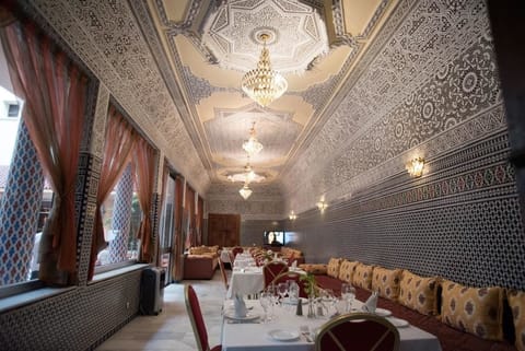 3 restaurants; breakfast, lunch, and dinner served