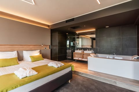 Executive Suite | In-room safe, desk, laptop workspace, soundproofing